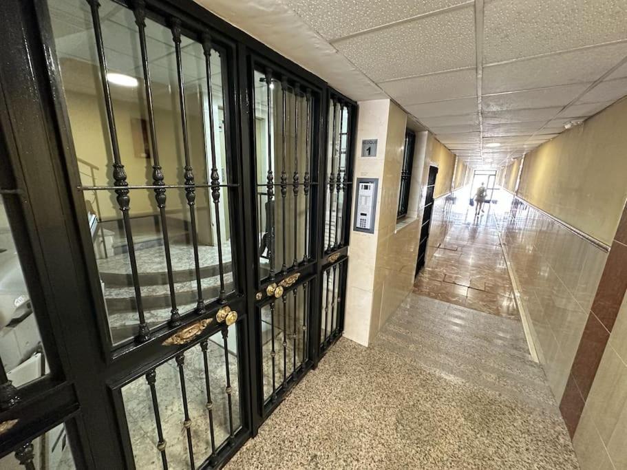 Comfortable In Center With Private Parking Garage Appartement